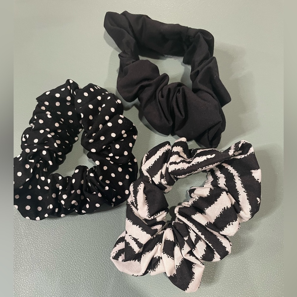 NWT 🏷️ scrunchie 3 pack